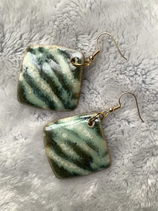 Boucles d'oreilles carrées en céramique, émail vert rayé