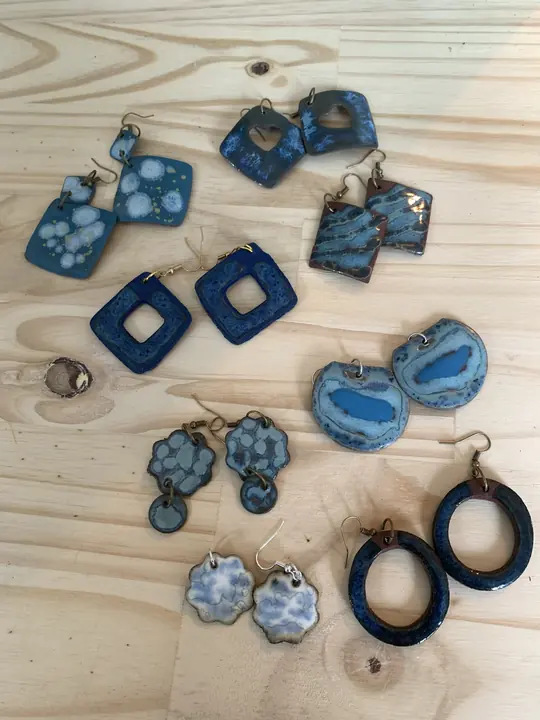 Assortiment de boucles d'oreilles en céramique dans les tons bleus