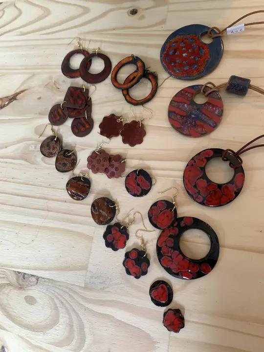 Boucles d'oreilles et pendentifs en céramique, émail rouge et noir