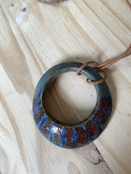 Pendentif anneau en céramique bleu et brun sur cordon de cuir
