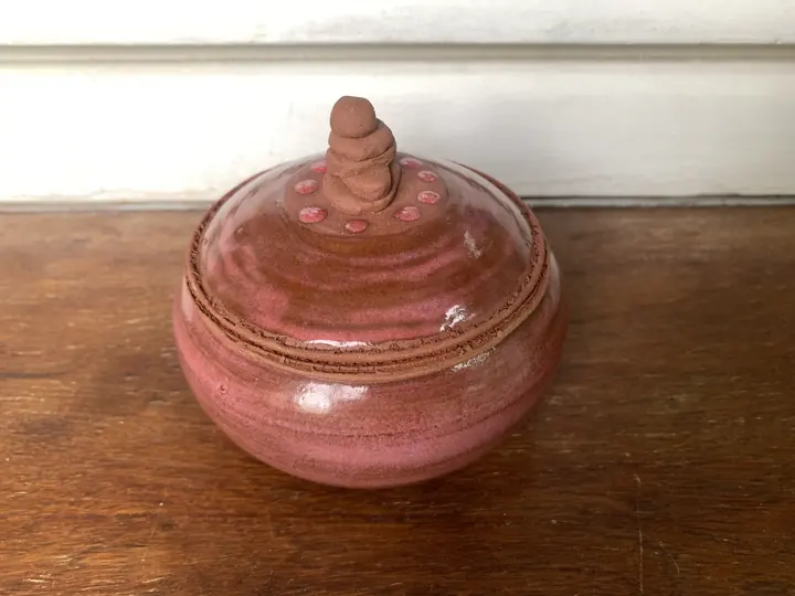 Boîte ronde rose, prise en galets empilés