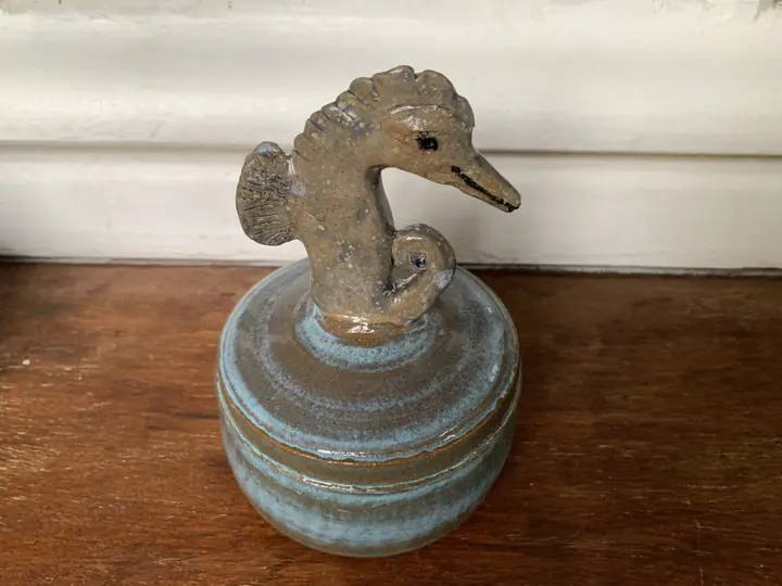 Boîte bleu clair au couvercle surmonté d'un hippocampe