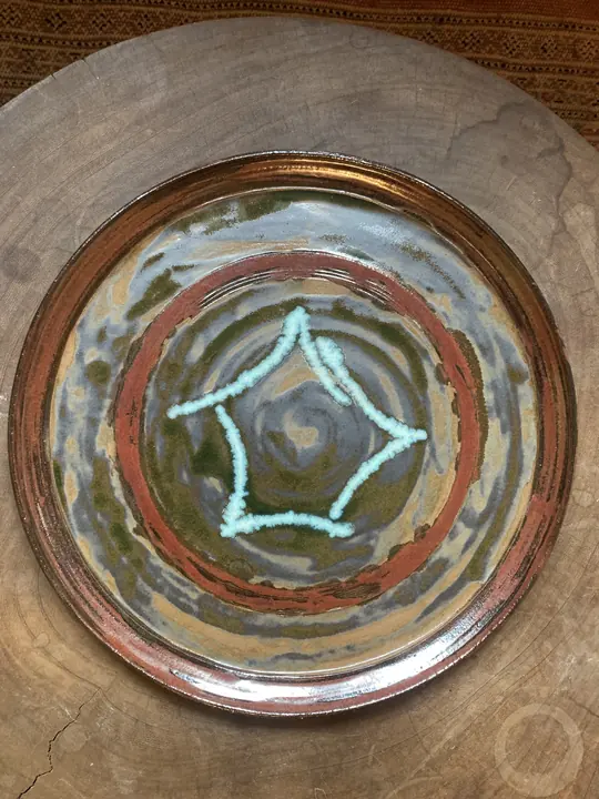 Grand plat aux cercles bruns et bleutés, étoile turquoise au centre