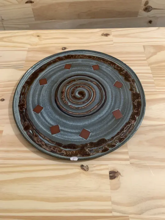 Grand plat gris-bleu à spirale centrale et losanges brique