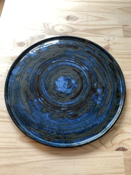 Grand plat bleu profond aux cercles concentriques