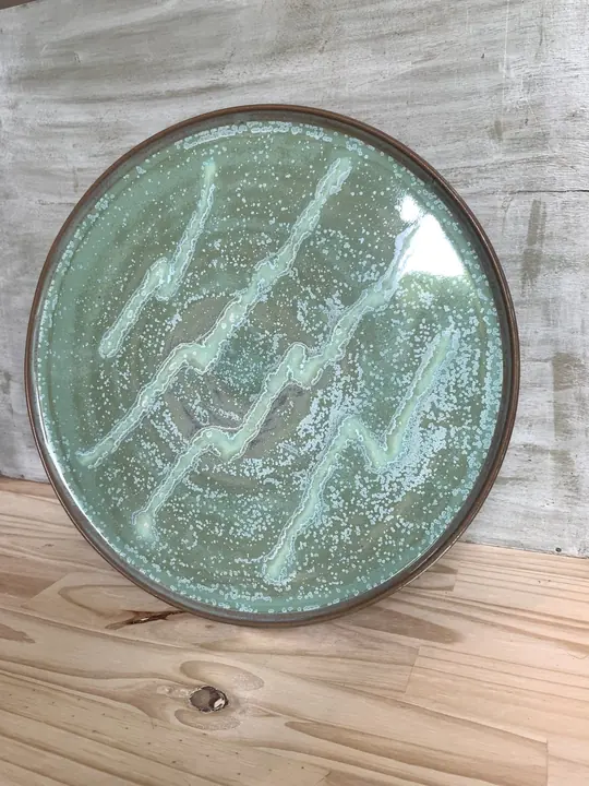 Grand plat vert d'eau aux coulures claires