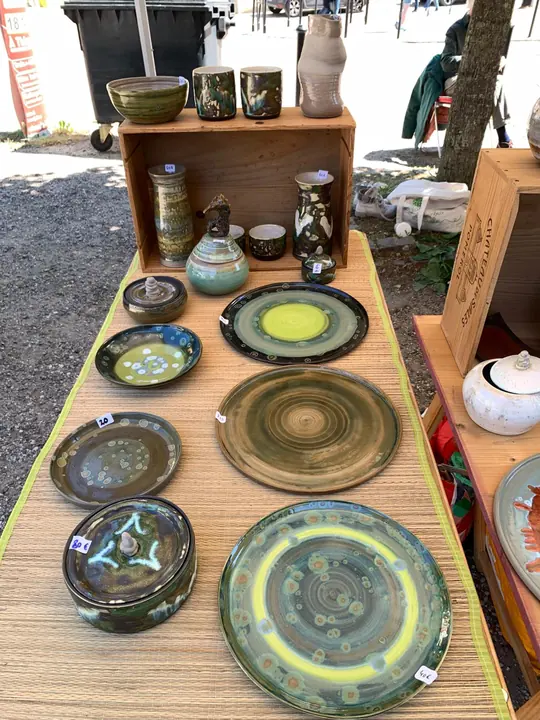 Grands plats verts et jaunes présentés sur une table de marché