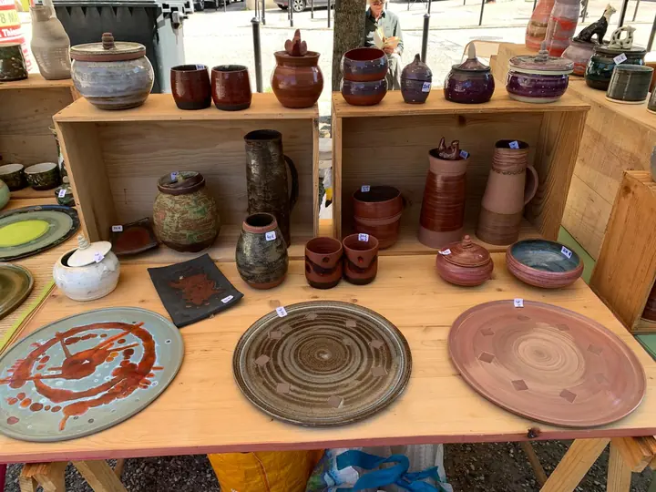Étal de marché : plats, pichets et boîtes en céramique