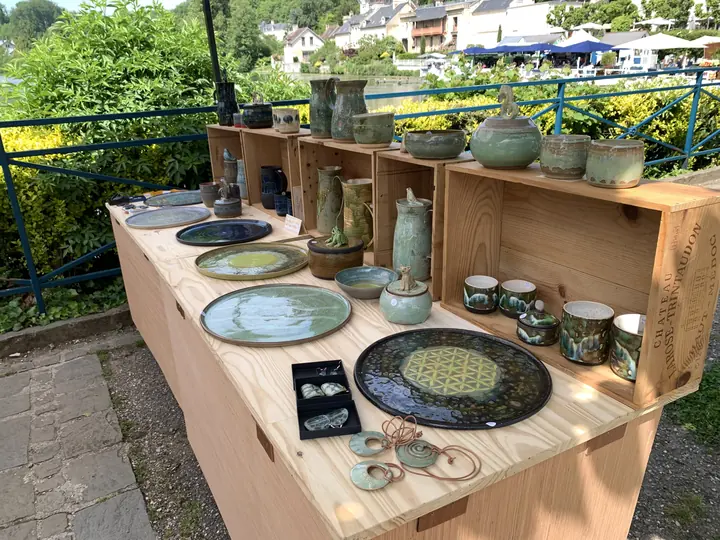 Stand au bord de la rivière, pièces vertes et bleues sur des caisses en bois