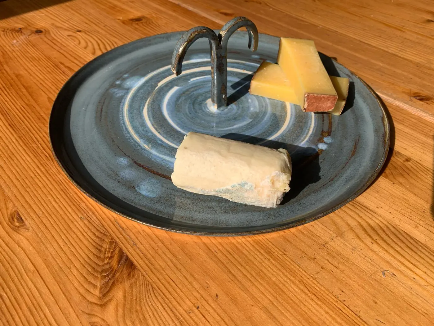 Plat à fromage bleu-gris à anse centrale