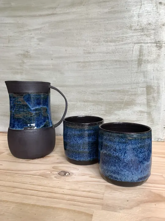 Pichet et deux gobelets, terre noire et émail bleu