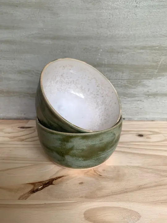 Deux bols verts à l'intérieur blanc