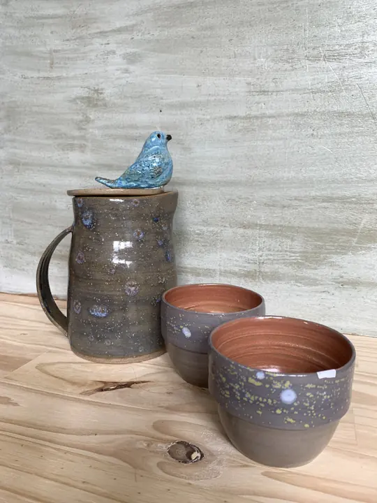 Pichet gris à couvercle surmonté d'un oiseau bleu, et deux bols assortis
