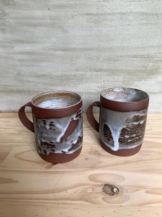 Deux mugs en terre rouge, émail blanc coulé